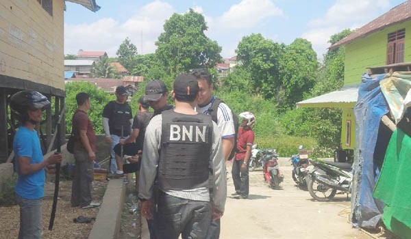 Sejumlah anggota BNNP Jambi saat menyisir Pulau Pandan, Rabu (29/7)